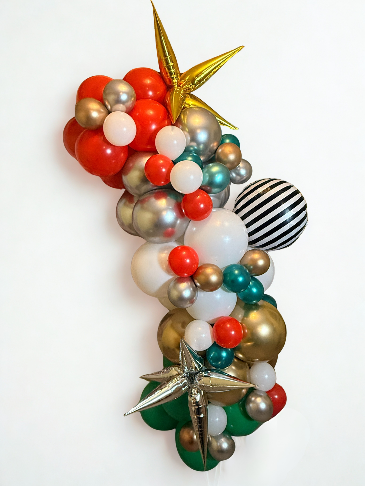 Classic Christmas DIY Balloon Garland Kit | Festive Holiday Party Decor
