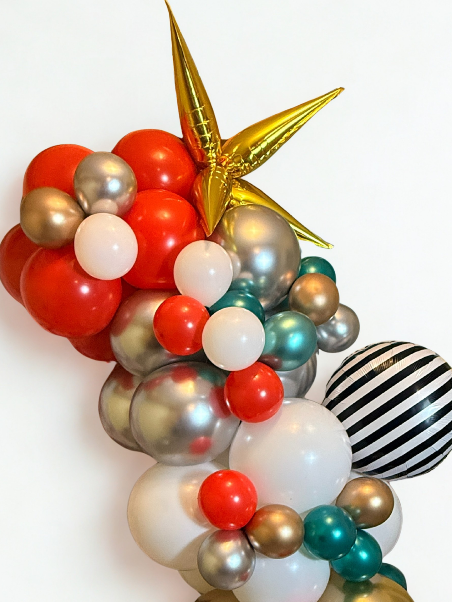 Classic Christmas DIY Balloon Garland Kit | Festive Holiday Party Decor